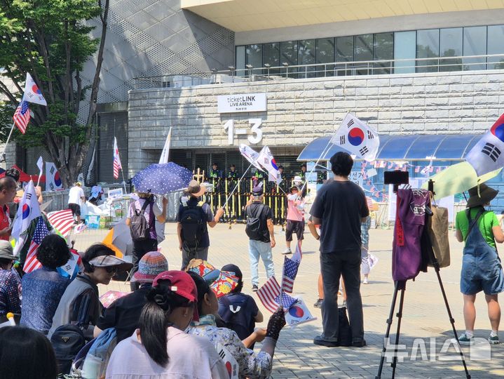 [서울=뉴시스] 조성하 기자 = 28일 오전 서울 송파구 올림픽공원 핸드볼경기장 1-3게이트 앞에서 개표소 봉쇄 시위 참가자들이 태극기와 성조기를 흔들며 집회를 이어가고 있다. 2026.06.28. create@newsis.com