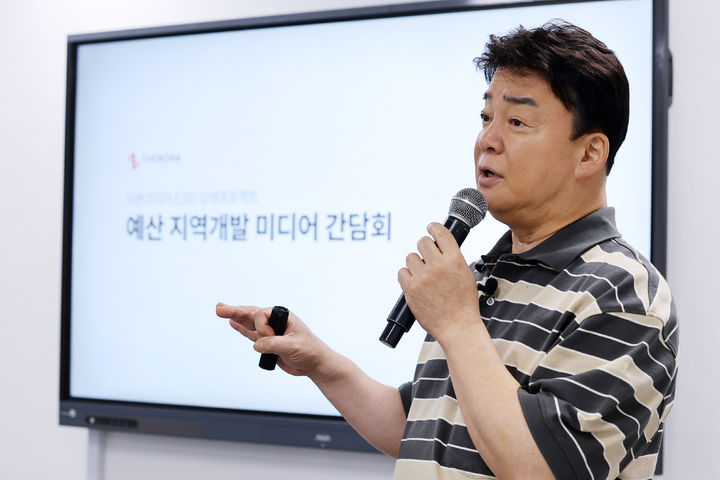 [예산=뉴시스] 26일 '더본코리아 ESG 상생프로젝트 예산 지역개발 미디어 간담회'에서 발언하고 있는 백종원 대표 (사진=더본코리아 제공) *재판매 및 DB 금지