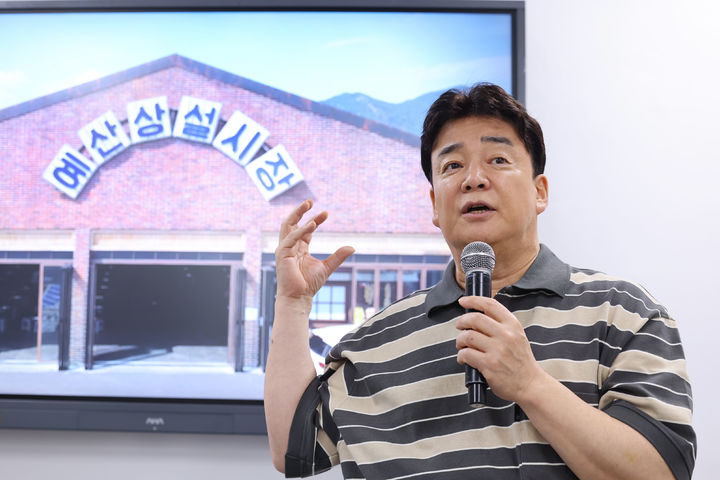 [예산=뉴시스] 26알 취재진과 질의응답을 진행하고 있는 백종원 더본코리아 대표(사진=더본코리아 제공) *재판매 및 DB 금지
