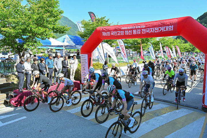 28일 정선종합경기장과 동강 일원에서 ‘제6회 국민고향 정선 동강 전국자전거대회’가 열리고 있다.(사진=정선군 제공) *재판매 및 DB 금지