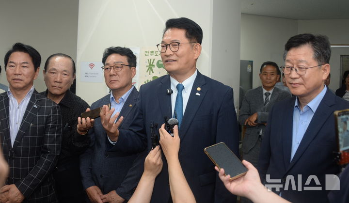 [전주=뉴시스] 김얼 기자 = 더불어민주당 송영길(가운데) 의원이 28일 전북 전주시 코오롱스카이타워에서 열린 '전북 민주당 평당원과의 타운홀 미팅'에 참석해 기자단과 인터뷰를 하고 있다. 2026.06.26. pmkeul@newsis.com