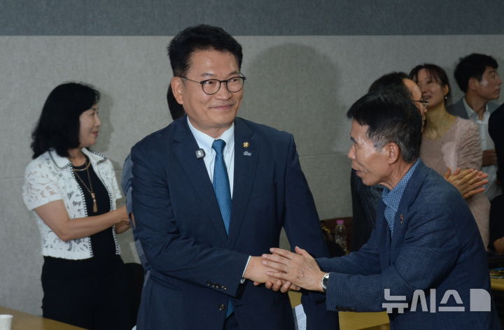 [전주=뉴시스] 김얼 기자 = 더불어민주당 송영길 의원이 28일 전북 전주시 코오롱스카이타워에서 열린 '전북 민주당 평당원과의 타운홀 미팅'에 참석해 관계자들과 인사를 나누고 있다. 2026.06.28. pmkeul@newsis.com