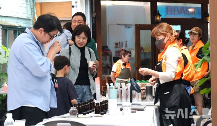 [포항=뉴시스] = 포항소상공인협의회 ‘상생 플리마켓 & 야시장’.2026.06.28. photo@newsis.com.
