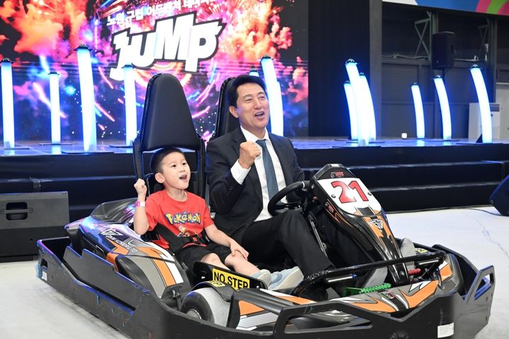 [서울=뉴시스] 오세훈 서울시장이 27일(토) 노원구립 어드벤처 테마파크 '점프' 개관식에서 어린이 대표와 카트 탑승 시연을 하고 있다. (사진=서울시 제공) 2026.06.27. photo@newsis.com *재판매 및 DB 금지