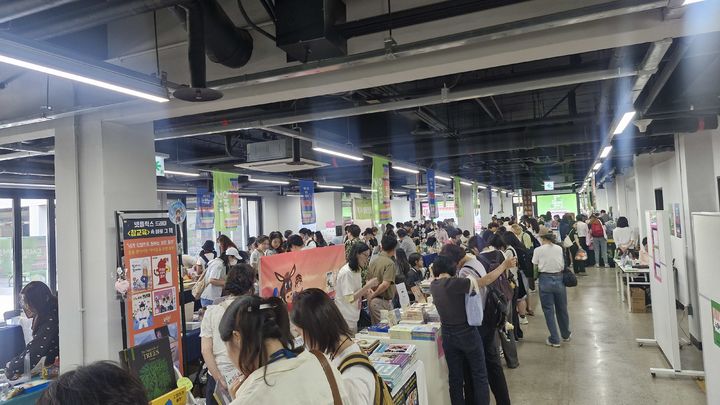 [서울=뉴시스] 지난 27일 서울 용산구 노들섬 내 노들섬라운지에서는 열리고 있는 '서울제대로도서전' 모습. (사진=독자 제공) 2026.06.28. photo@newsis.com *재판매 및 DB 금지