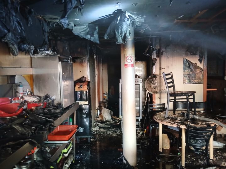[전주=뉴시스] 28일 오전 6시19분께 전북 전주시 완산구 서노동송의 한 음식점에서 불이 나 매장 내부가 그을려있다. (사진=전북도소방본부 제공) 20236.06.28. photo@newsis.com *재판매 및 DB 금지