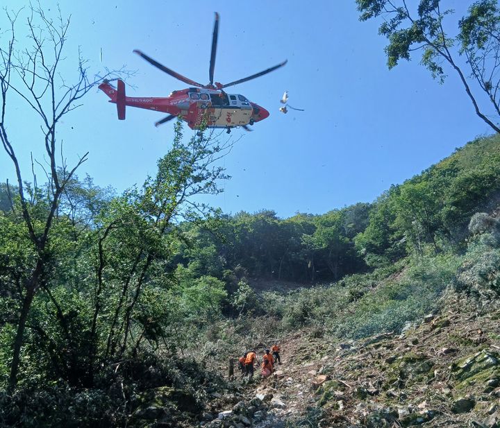 [완주=뉴시스] 28일 오전 8시20분께 전북 완주군 비봉면에 위치한 비봉산에서 벌목 작업을 하던 작업자 A(60대)씨가 전기톱에 왼 다리를 다쳐 소방헬기가 출동해 A씨를 이송하고 있다. (사진=전북도소방본부 제공) 2026.06.28. photo@newsis.com *재판매 및 DB 금지