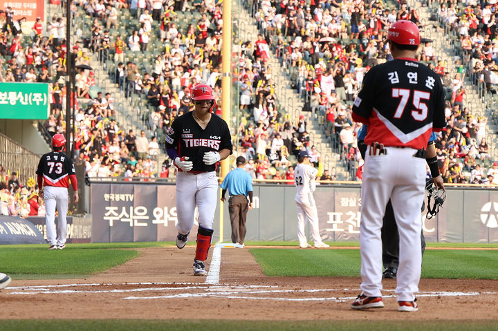[서울=뉴시스] 프로야구 KIA 타이거즈 김도영이 28일 서울 잠실구장에서 열린 2026 신한 쏠 KBO리그 두산 베어스전에서 홈런을 친 뒤 베이스를 돌고 있다. (사진=KIA 타이거즈 제공) 2026.06.28.