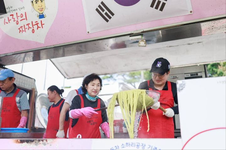 [수원=뉴시스] 김동연 지사가 '사랑의 짜장차'에 올라 짜장면을 만들고 있다. (사진=김동연 지사 SNS) 2026.06.28. photo@newsis.com *재판매 및 DB 금지
