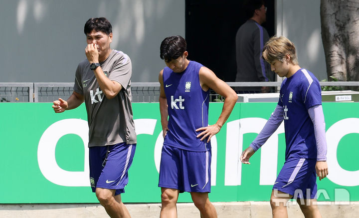 [사포판(멕시코)=뉴시스] 전신 기자 = 축구 국가대표팀 손흥민과 이강인이 27일(현지 시간) 멕시코 과달라하라 인근 사포판에 위치한 치바스 바예 베르데에서 훈련을 하고 있다. 2026.06.28. photo1006@newsis.com