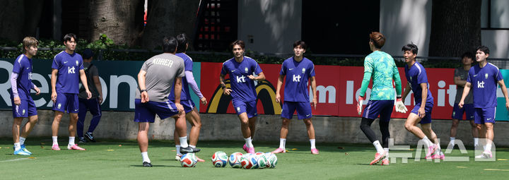 [사포판(멕시코)=뉴시스] 전신 기자 = 축구 국가대표팀 선수들이 27일(현지 시간) 멕시코 과달라하라 인근 사포판에 위치한 치바스 바예 베르데에서 훈련을 하고 있다. 2026.06.28. photo1006@newsis.com