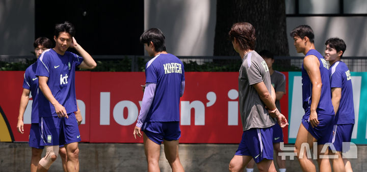 [사포판(멕시코)=뉴시스] 전신 기자 = 축구 국가대표팀 홍명보 감독이 27일(현지 시간) 멕시코 과달라하라 인근 사포판에 위치한 치바스 바예 베르데에서 선수들의 훈련을 지켜보고 있다. 2026.06.28. photo1006@newsis.com