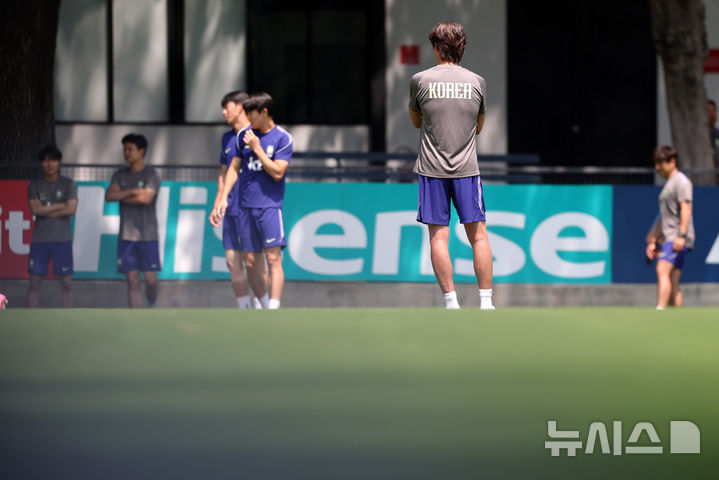[사포판(멕시코)=뉴시스] 전신 기자 = 축구 국가대표팀 홍명보 감독이 27일(현지 시간) 멕시코 과달라하라 인근 사포판에 위치한 치바스 바예 베르데에서 선수들의 훈련을 지켜보고 있다. 2026.06.28. photo1006@newsis.com