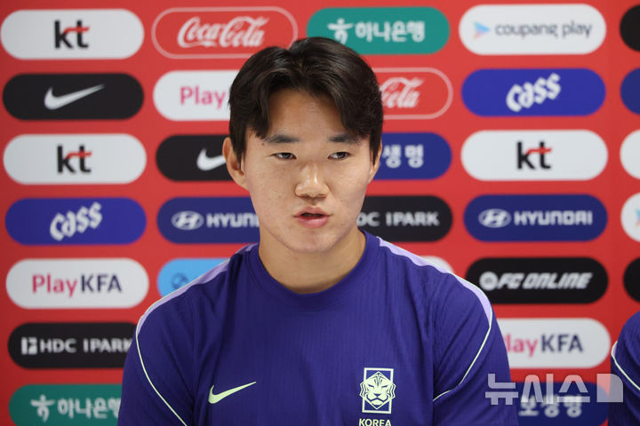 [사포판(멕시코)=뉴시스] 김명년 기자 = 축구 국가대표팀 양현준이 27일(현지 시간) 멕시코 과달라하라 인근 사포판에 위치한 베이스캠프 훈련장 치바스 바예 베르데에서 훈련 전 기자회견하고 있다. 2026.06.28. kmn@newsis.com