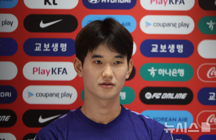 [사포판(멕시코)=뉴시스] 김명년 기자 = 축구 국가대표팀 김진규가 27일(현지 시간) 멕시코 과달라하라 인근 사포판에 위치한 베이스캠프 훈련장 치바스 바예 베르데에서 훈련 전 기자회견하고 있다. 2026.06.28. kmn@newsis.com