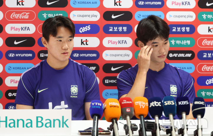 [사포판(멕시코)=뉴시스] 김명년 기자 = 축구 국가대표팀 양현준(왼쪽)이 27일(현지 시간) 멕시코 과달라하라 인근 사포판에 위치한 베이스캠프 훈련장 치바스 바예 베르데에서 훈련 전 기자회견하고 있다. 2026.06.28. kmn@newsis.com