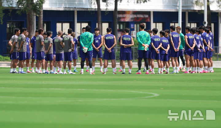 [사포판(멕시코)=뉴시스] 김명년 기자 = 축구 국가대표팀 선수들이 27일(현지 시간) 멕시코 과달라하라 인근 사포판에 위치한 베이스캠프 훈련장 치바스 바예 베르데에서 훈련 전 홍명보 감독의 발언을 듣고 있다. 2026.06.28. kmn@newsis.com