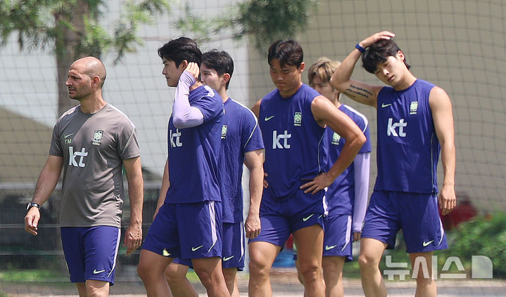 [사포판(멕시코)=뉴시스] 김명년 기자 = 축구 국가대표팀 선수들이 27일(현지 시간) 멕시코 과달라하라 인근 사포판에 위치한 베이스캠프 훈련장 치바스 바예 베르데에서 훈련 중 물을 마시기 위해 이동하고 있다. 2026.06.28. kmn@newsis.com