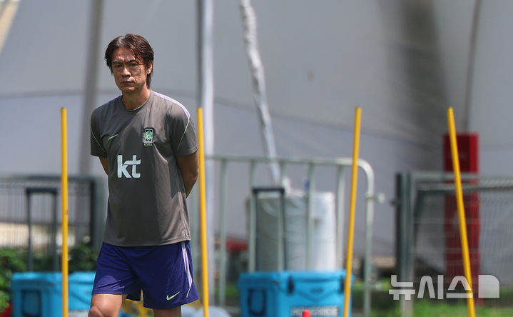 [사포판(멕시코)=뉴시스] 김명년 기자 = 홍명보 축구 국가대표팀 감독이 27일(현지 시간) 멕시코 과달라하라 인근 사포판에 위치한 베이스캠프 훈련장 치바스 바예 베르데에서 훈련하는 선수들을 지켜보고 있다. 2026.06.28. kmn@newsis.com