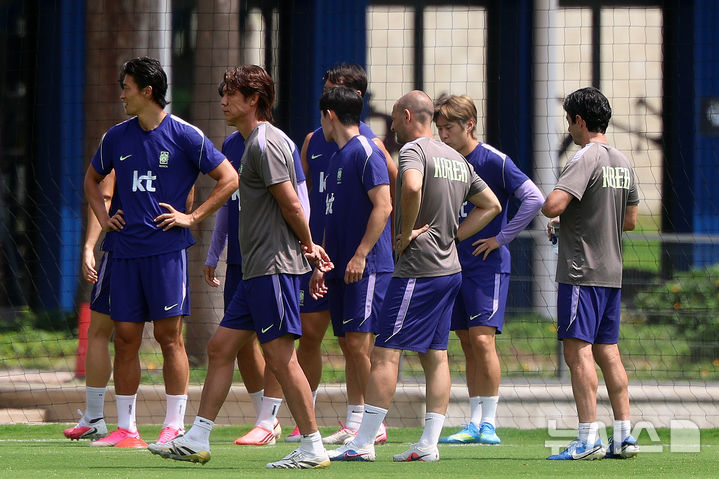 [사포판(멕시코)=뉴시스] 김명년 기자 = 홍명보 축구 국가대표팀 감독이 27일(현지 시간) 멕시코 과달라하라 인근 사포판에 위치한 베이스캠프 훈련장 치바스 바예 베르데에서 훈련하는 선수들을 지나가고 있다. 2026.06.28. kmn@newsis.com
