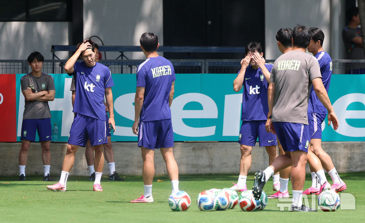[사포판(멕시코)=뉴시스] 김명년 기자 = 축구 국가대표팀 선수들이 27일(현지 시간) 멕시코 과달라하라 인근 사포판에 위치한 베이스캠프 훈련장 치바스 바예 베르데에서 훈련하고 있다. 2026.06.28. kmn@newsis.com