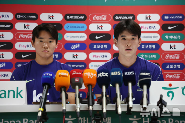 [사포판(멕시코)=뉴시스] 김명년 기자 = 축구 국가대표팀 김진규(오른쪽)가 27일(현지 시간) 멕시코 과달라하라 인근 사포판에 위치한 베이스캠프 훈련장 치바스 바예 베르데에서 훈련 전 기자회견하고 있다. 2026.06.28. kmn@newsis.com