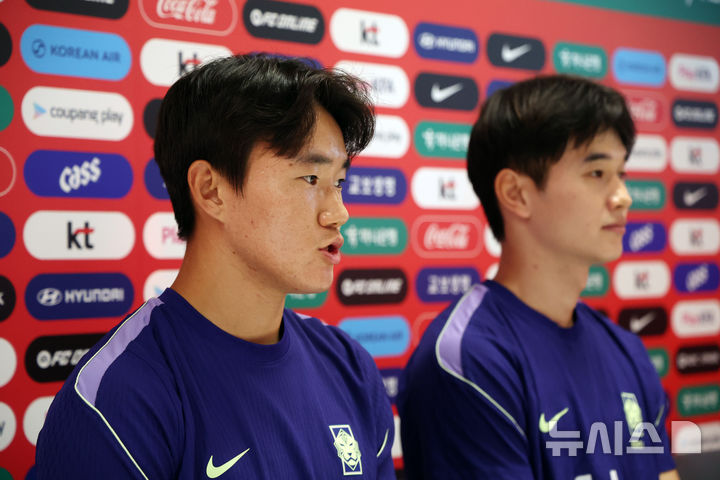 [사포판(멕시코)=뉴시스] 김명년 기자 = 축구 국가대표팀 양현준(왼쪽)이 27일(현지 시간) 멕시코 과달라하라 인근 사포판에 위치한 베이스캠프 훈련장 치바스 바예 베르데에서 훈련 전 기자회견하고 있다. 2026.06.28. kmn@newsis.com