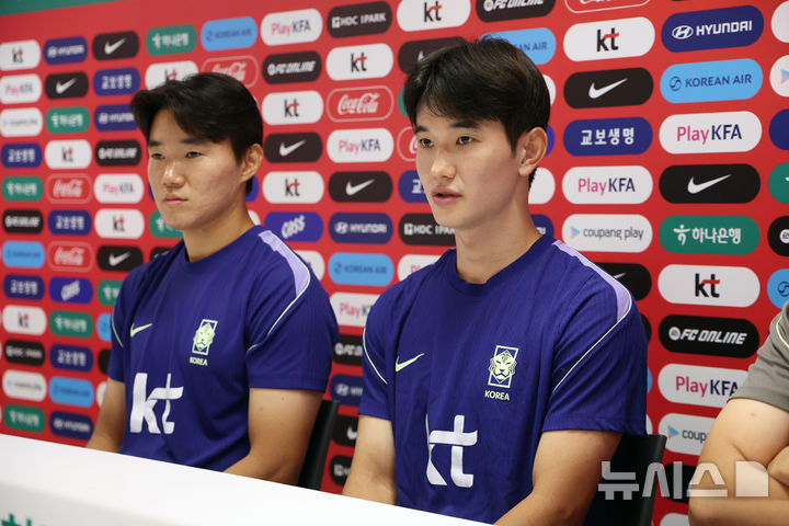 [사포판(멕시코)=뉴시스] 김명년 기자 = 축구 국가대표팀 김진규(오른쪽)가 27일(현지 시간) 멕시코 과달라하라 인근 사포판에 위치한 베이스캠프 훈련장 치바스 바예 베르데에서 훈련 전 기자회견하고 있다. 2026.06.28. kmn@newsis.com