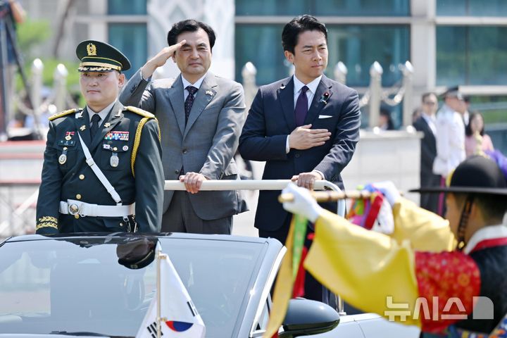 [서울=뉴시스] 사진공동취재단 = 살상무기 수출을 사실상 허용한 일본이 한국의 사례를 참고하며 무기수출을 추진하고 있는 것으로 전해졌다. 사진은 안규백(가운데) 국방부 장관과 고이즈미 신지로(오른쪽) 일본 방위상이 지난달 28일 서울 용산구 국방부 연병장에서 의장대 사열을 하고 있는 모습. 2026.07.07. photo@newsis.com
