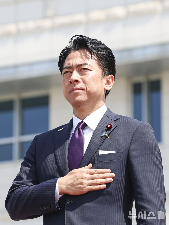 [서울=뉴시스] 사진공동취재단 = 일본 방위성의 간부들이 연이어 소셜미디어 계정을 개설하고 있다고 9일 요미우리신문이 보도했다. 자국 측 주장을 올려 '인지전'에 대비하려는 의도가 있다고 전했다. 사진은 고이즈미 신지로 일본 방위상이 지난달 28일 서울 용산구 국방부 연병장에서 열린 한일국방장관회담 의장 행사에 참석한 모습. .2026.07.08. photo@newsis.com