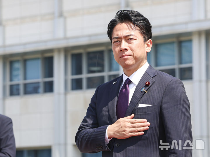 [서울=뉴시스] 사진공동취재단 = 고이즈미 신지로(小泉進次郎) 일본 방위상이 내주 6~7일 북대서양조약기구(NATO·나토) 정상회의 관련 회의에 참석한다고 3일 밝혔다. 사진은 지난달 28일 고이즈미 방위상이 서울 용산구 국방부 연병장에서 열린 한일국방장관회담 의장 행사에 참석하고 있는 모습.2026.07.03. photo@newsis.com