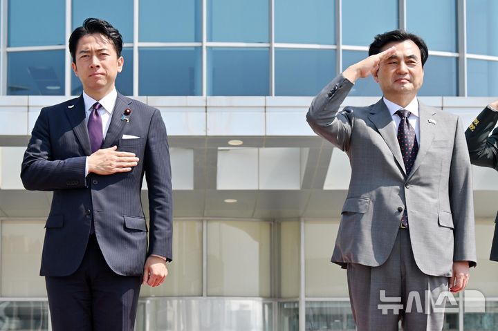 [서울=뉴시스] 사진공동취재단 = 안규백(오른쪽) 국방부 장관과 고이즈미 신지로 일본 방위상이 28일 서울 용산구 국방부 연병장에서 의장대 사열을 마친 뒤 경례하고 있다. 2026.06.28. photo@newsis.com