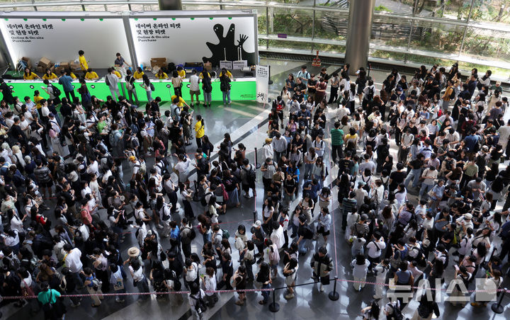 [서울=뉴시스] 홍효식 기자 = 2026 서울국제도서전 마지막 날인 28일 서울 강남구 코엑스에서 관람객들이 온라인 및 현장 티켓을 받기 위해 줄지어 기다리고 있다. 2026.06.28. yesphoto@newsis.com