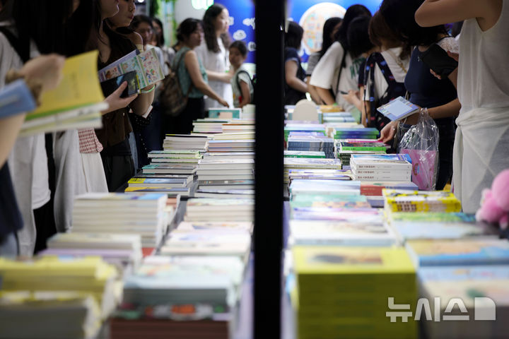 [서울=뉴시스] 홍효식 기자 = 2026 서울국제도서전 마지막 날인 28일 서울 강남구 코엑스에서 관람객들이 부스를 둘러보고 있다. 2026.06.28. yesphoto@newsis.com