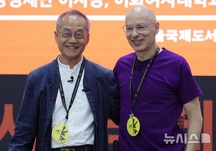 [서울=뉴시스] 홍효식 기자 = 최재천(왼쪽) 이화여대 명예교수와 베르나르 베르베르 작가가 28일 서울 강남구 코엑스에서 열린 2026 서울국제도서전에서 작가와의 만남 [최재천 x 베르나르 베르베르] '개미와 인간, 서로 묻고 답하다' 프로그램에 참석해 기념촬영하고 있다. 2026.06.28. yesphoto@newsis.com