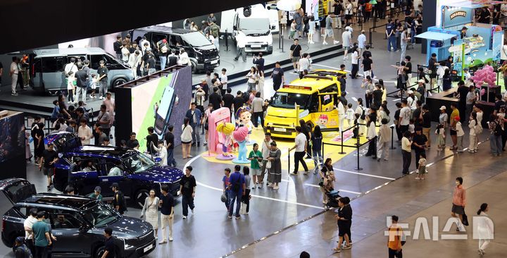  [부산=뉴시스] 하경민 기자 = '2026 부산모빌리티쇼'가 열린 28일 부산 해운대구 벡스코 제1전시장에서 관람객들이 다양한 신차를 구경하고 있다. 오는 7월5일까지 열리는 부산모빌리티쇼에는 국내외 완성차 업체 등 12개국 141개사가 참가해 미래 모빌리티 기술과 신차를 소개한다. 2026.06.28. yulnetphoto@newsis.com