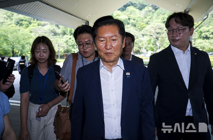 [경기광주=뉴시스] 정병혁 기자 = 정청래 전 더불어민주당 대표가 28일 경기 광주시 곤지암리조트에서 열린 더불어민주당 6.3 지방선거 청년 당선자 워크숍에 참석하고 있다. 2026.06.28. jhope@newsis.com