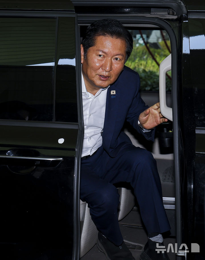 [경기광주=뉴시스] 정병혁 기자 = 정청래 전 더불어민주당 대표가 28일 경기 광주시 곤지암리조트에서 열린 더불어민주당 6.3 지방선거 청년 당선자 워크숍에 참석하고 있다. 2026.06.28. jhope@newsis.com