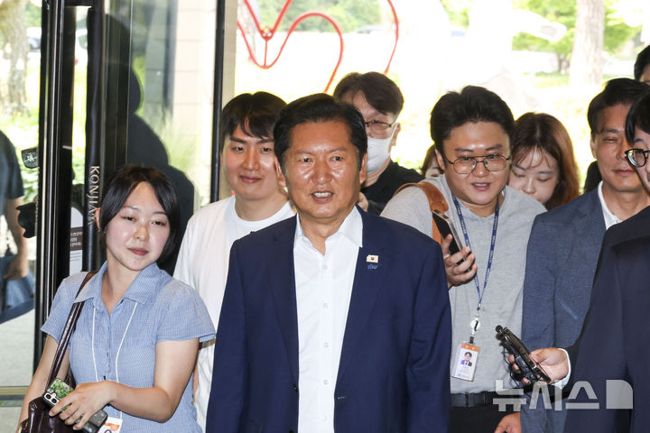 [경기광주=뉴시스] 정병혁 기자 = 정청래 전 더불어민주당 대표가 28일 경기 광주시 곤지암리조트에서 열린 더불어민주당 6.3 지방선거 청년 당선자 워크숍에 참석하고 있다. (공동취재) 2026.06.28. photo@newsis.com