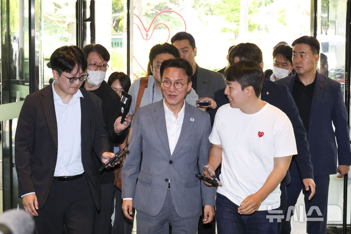 [경기광주=뉴시스] 정병혁 기자 = 김민석 국무총리가 28일 경기 광주시 곤지암리조트에서 열린 더불어민주당 6.3 지방선거 청년 당선자 워크숍에 참석하고 있다. (공동취재) 2026.06.28. photo@newsis.com