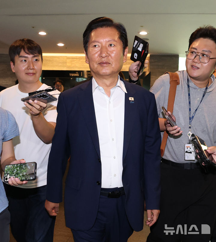 [경기광주=뉴시스] 정병혁 기자 = 정청래 전 더불어민주당 대표가 28일 경기 광주시 곤지암리조트에서 열린 더불어민주당 6.3 지방선거 청년 당선자 워크숍에 참석하고 있다. (공동취재) 2026.06.28. photo@newsis.com