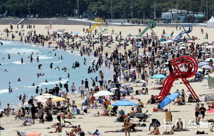  [부산=뉴시스] 하경민 기자 = 부산 해운대·송정해수욕장 개장 첫 주말인 28일 해운대해수욕장에서 시민과 관광객들이 물놀이를 즐기고 있다. 송도·광안리·다대포(동측·서측)·일광·임랑 등 부산지역 나머지 5개 해수욕장은 오는 7월1일 개장한다. 이 중 해운대는 9월15일까지, 나머지 6개 해수욕장은 8월31일까지 문을 연다. 2026.06.28. yulnetphoto@newsis.com