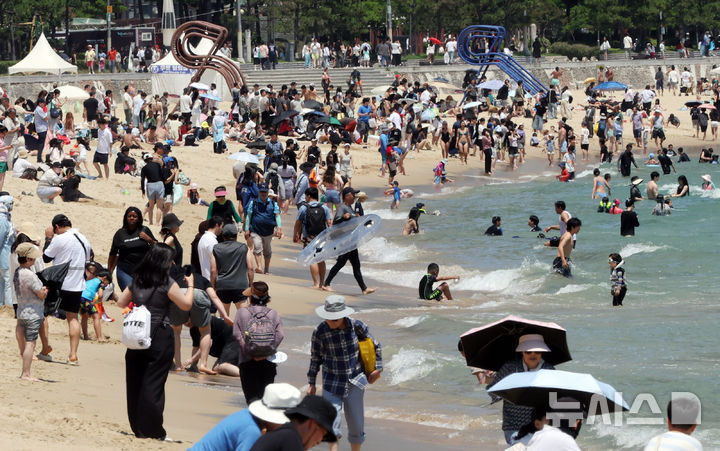  [부산=뉴시스] 하경민 기자 = 부산 해운대·송정해수욕장 개장 첫 주말인 28일 해운대해수욕장에서 시민과 관광객들이 물놀이를 즐기고 있다. 송도·광안리·다대포(동측·서측)·일광·임랑 등 부산지역 나머지 5개 해수욕장은 오는 7월1일 개장한다. 이 중 해운대는 9월15일까지, 나머지 6개 해수욕장은 8월31일까지 문을 연다. 2026.06.28. yulnetphoto@newsis.com