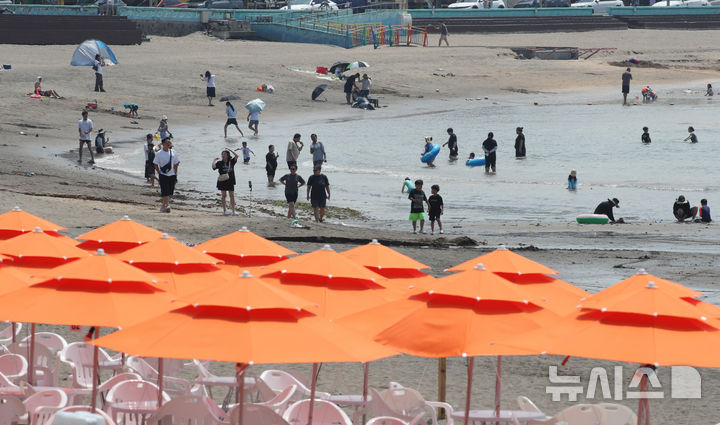 [제주=뉴시스] 우장호 기자 = 낮동안 더운 날씨를 보인 28일 오후 제주시 이호해수욕장을 찾은 피서객들이 바닷바람을 맞으며 더위를 식히고 있다. 2026.06.28. woo1223@newsis.com