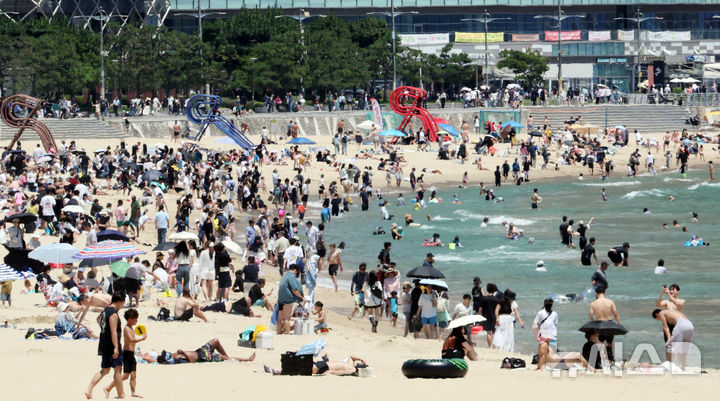  [부산=뉴시스] 하경민 기자 = 부산 해운대·송정해수욕장 개장 첫 주말인 28일 해운대해수욕장에서 시민과 관광객들이 물놀이를 즐기고 있다. 송도·광안리·다대포(동측·서측)·일광·임랑 등 부산지역 나머지 5개 해수욕장은 오는 7월1일 개장한다. 이 중 해운대는 9월15일까지, 나머지 6개 해수욕장은 8월31일까지 문을 연다. 2026.06.28. yulnetphoto@newsis.com