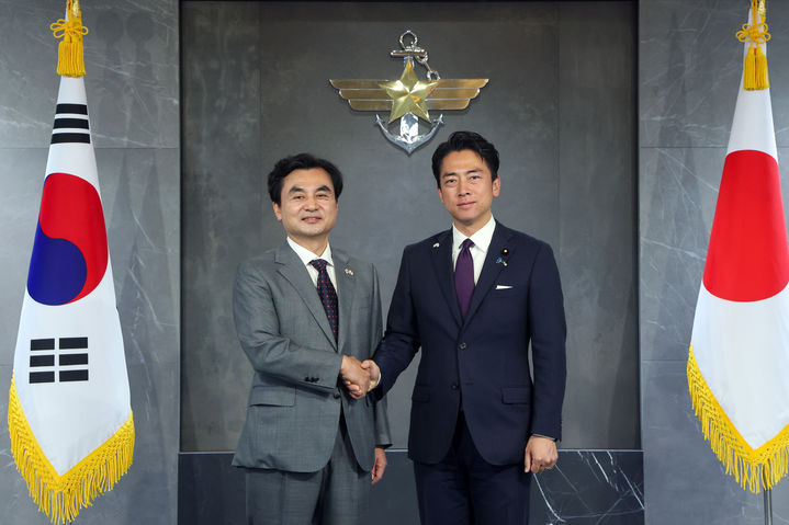 [서울=뉴시스] 안규백 국방부장관과 고이즈미 신지로 일본 방위대신이 28일 국방부에서 한일 국방장관 회담을 하기 위해 만나 악수하고 있다. (사진=국방부 제공) 2026.06.28. photo@newsis.com *재판매 및 DB 금지