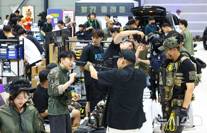 [서울=뉴시스] 황준선 기자 = 28일 서울 강남구 세텍(SETEC)에서 열린 밀리터리 에어소프트 페어 '제37회 플래툰 컨벤션'에서 관람객들이 부스를 둘러보고 있다. 2026.06.28. hwang@newsis.com