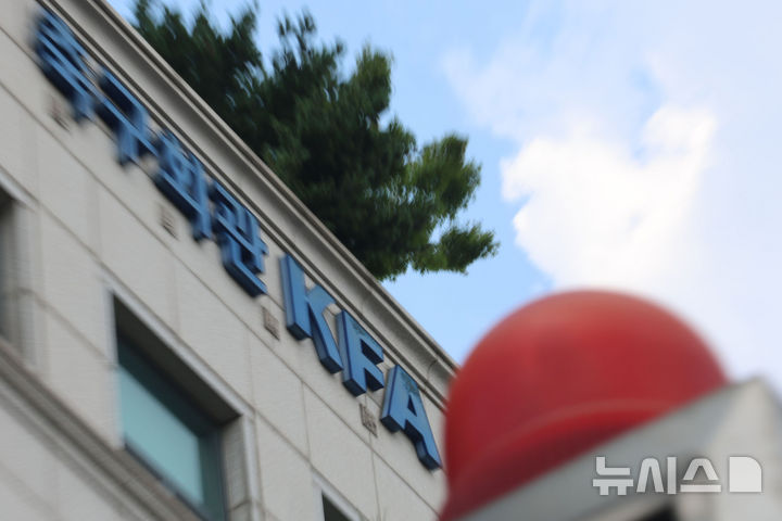 [서울=뉴시스] 권창회 기자 = 홍명보 감독이 이끌고 있는 한국축구대표팀이 2026 국제축구연맹(FIFA) 북중미 월드컵 조별리그 32강 토너먼트에 떨어졌다. 감독 선임 과정부터 대표팀 운영, 리더십 등 한국 축구를 둘러싼 여러 문제가 한꺼번에 드러난 결과라는 평을 들으며 홍명보 감독 뿐 아니라 대한축구협회도 비난을 피하기 어렵게 됐다. 사진은 28일 서울 종로구 축구회관 모습. 2026.06.28. kch0523@newsis.com