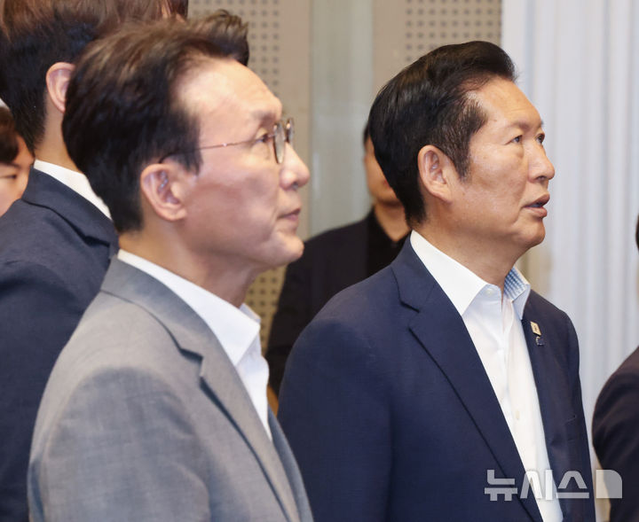 [경기광주=뉴시스] 정병혁 기자 = 28일 오후 경기 광주시 곤지암리조트에서 열린 더불어민주당 6.3 지방선거 청년 당선자 워크숍에서 김민석 국무총리와 정청래 전 대표가 국민의례를 하고 있다. (공동취재) 2026.06.28. photo@newsis.com