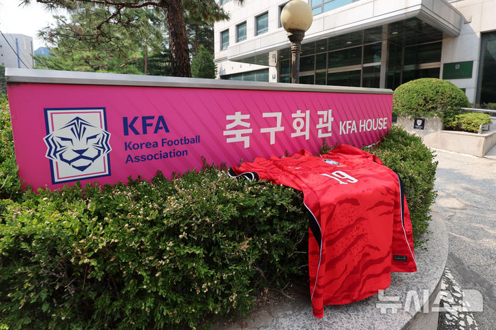 [서울=뉴시스] 권창회 기자 = 홍명보 감독이 이끌고 있는 한국축구대표팀이 2026 국제축구연맹(FIFA) 북중미 월드컵 조별리그 32강 토너먼트에 떨어졌다. 감독 선임 과정부터 대표팀 운영, 리더십 등 한국 축구를 둘러싼 여러 문제가 한꺼번에 드러난 결과라는 평을 들으며 홍명보 감독 뿐 아니라 대한축구협회도 비난을 피하기 어렵게 됐다. 28일 서울 종로구 축구회관 앞에서 한 축구팬 틱톡커가 한국 국가대표팀 유니폼을 벗어던지고 있다. 2026.06.28. kch0523@newsis.com